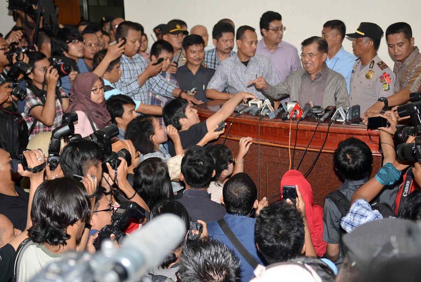 Mantan Wakil Presiden Jusuf Kalla memberikan keterangan kepada wartawan usai bersaksi dalam persidangan kasus Bank Century dengan terdakwa Budi Mulya di Pengadilan Tipikor, Jakarta, Kamis (8/5).