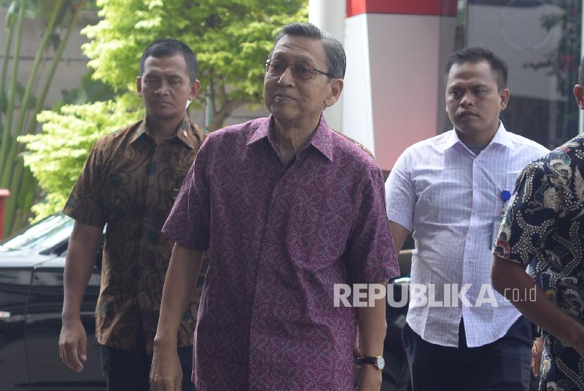Mantan Wakil Presiden Republik Indonesia, Boediono tiba di Komisi Pemberantasan Korupsi (KPK), Jakarta, Kamis (15/11).