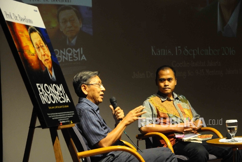 Mantan Wakil Presiden RI Boediono (kiri) menyampaikan paparannya didampingi Pimpinan Redaksi Republika Irfan Junaedi saat peluncuan buku 