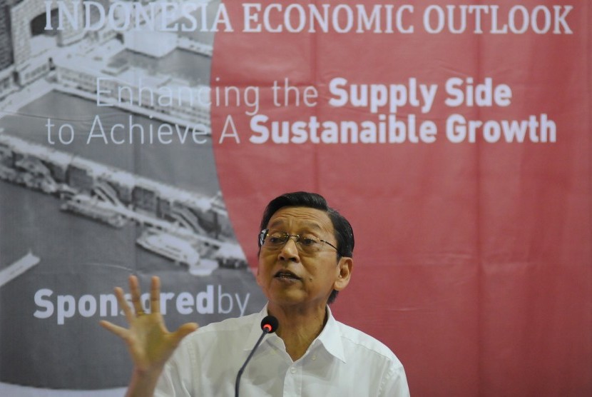 Mantan Wakil Presiden RI Boediono menyampaikan paparannya dalam Indonesia Economic Outlook 2016 di Fakultas Ekonomi dan Bisnis Universitas Indonesia, Depok, Jawa Barat, Kamis (12/11).