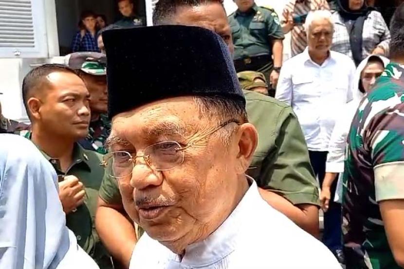 Former Vice President of the 10th and 12th RI Jusuf Kalla takziah to the late Solahin GP at the residence in Mako II Makodam III Siliwangi, Bandung City, Tuesday (5/3/2024).