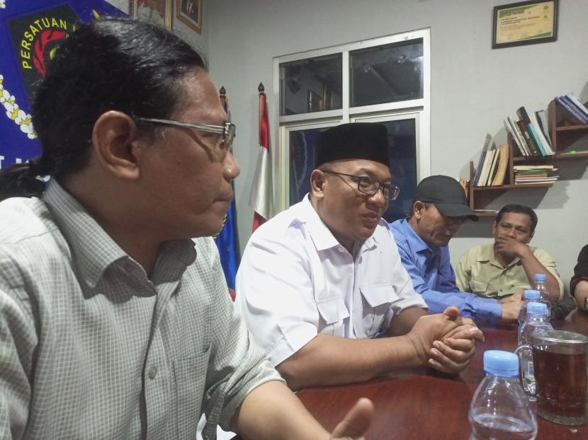 Mantan Wakil Wali Kota Depok Pradi Supriatna (tengah) saat bersilaturahim dengan jajaran pengurus PWI Kota Depok, Jumat (9/2) malam di Depok.