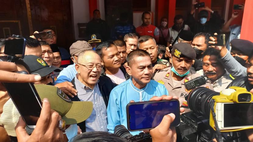 Mantan Wali Kota Bandung Dada Rosada didampingi Kepala Lapas Sukamiskin Elly Yuzar keluar dari Lapas Sukamiskin, Kota Bandung, Jumat (26/8/2022). 
