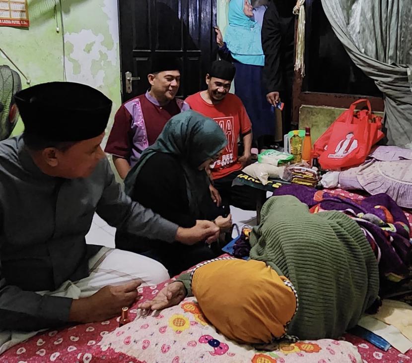 Mantan wali kota Bekasi, Tri Adhianto, mengunjungi warga miskin saat takbiran Lebaran 2024.