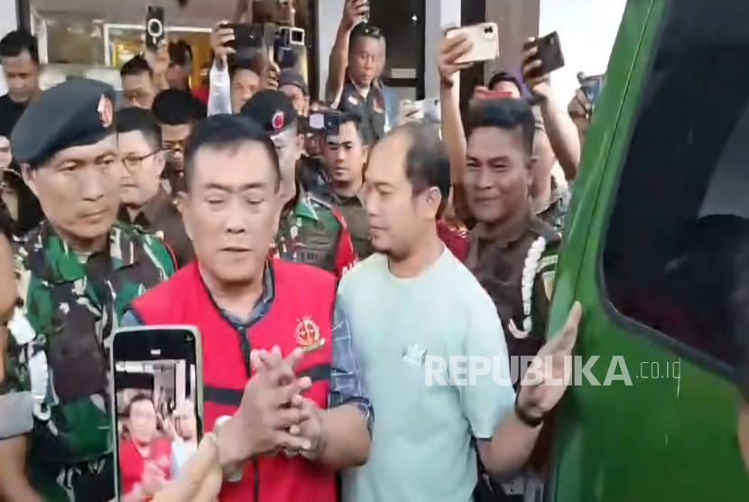 Mantan Wali Kota Cirebon, Nashrudin Azis (NA), ditetapkan sebagai tersangka dalam kasus dugaan tindak pidana korupsi pembangunan Gedung Setda Kota Cirebon tahun anggaran 2016–2018. Penetapan tersangka itu dilakukan oleh Kejaksaan Negeri (Kejari) Kota Cirebon, Senin (8/9/2025). 