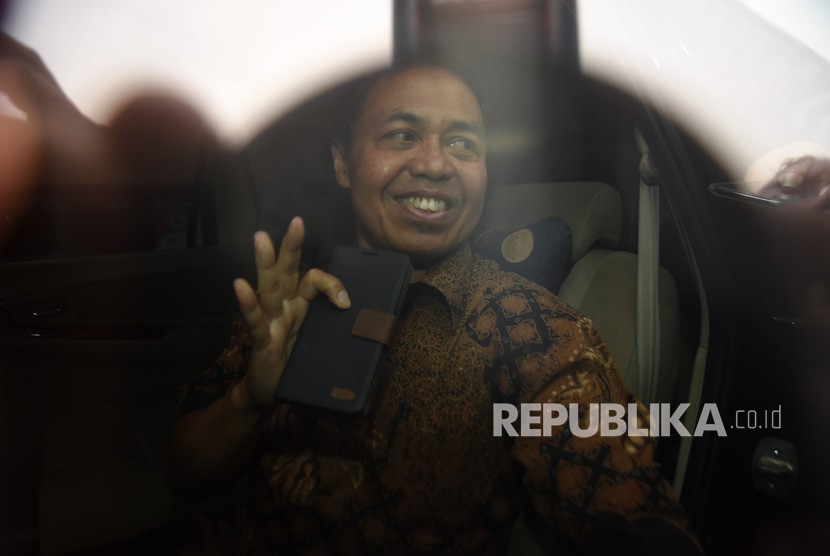 Mantan Wali Kota Depok Nur Mahmudi Ismail memasuki mobil usai menjalani pemeriksaan oleh Tim Tindak Pidana Korupsi Unit Kriminal Khusus Reskrim Polresta Depok di Depok, Jawa Barat, Kamis (19/4).