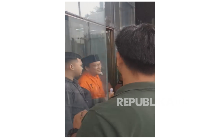Mantan Wamenaker Immanuel Ebenezer pakai peci usai diperiksa KPK, Kamis (11/9/2025).