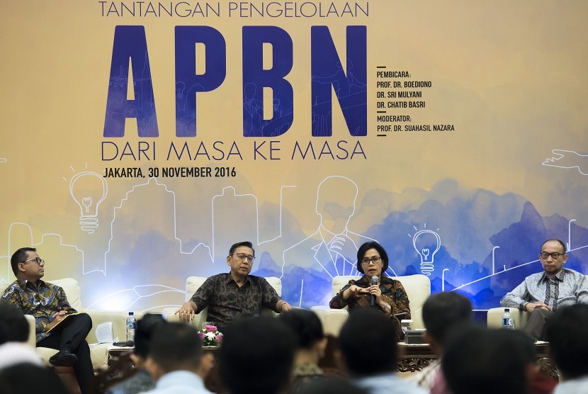 Mantan Wapres Boediono (kedua kiri), Menteri Keuangan Sri Mulyani (kedua kanan) dan mantan Menkeu Chatib Basri (kanan) menjadi pembicara dengan moderator Kepala Badan Kebijakan Fiskal Suahasil Nazara (kiri) dalam Seminar Nasional Tantangan Pengelolaan APBN