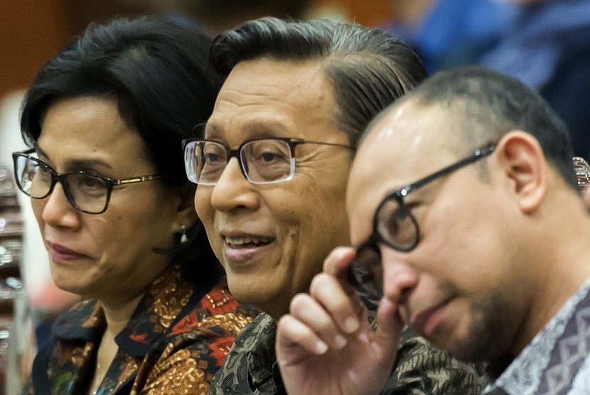 Mantan Wapres Boediono (tengah), Menteri Keuangan Sri Mulyani (Kiri) dan Mantan Menkeu Chatib Basri (kanan) bersiap menjadi pembicara dalam Seminar Nasional Tantangan Pengelolaan APBN Dari Masa ke Masa di Gedung Kemenkeu, Jakarta, Rabu (30/11).