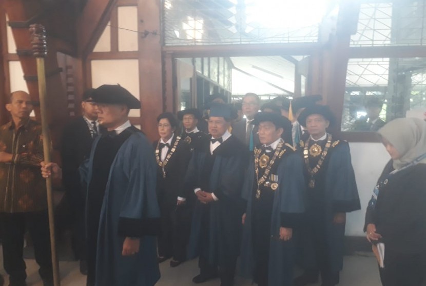 Mantan wapres Jusuf Kalla meraih gelar kehormatan Doktor Honoris Causa (HC) dari ITB.