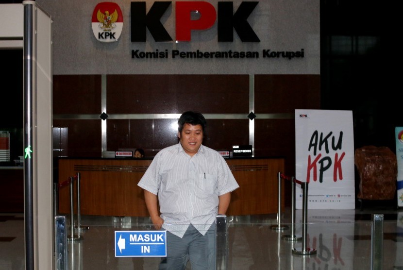 Mantan wartawan kontributor stasiun televisi swasta Hilman Mattauch meninggalkan gedung seusai menjalani pemeriksaan di Gedung KPK, Jakarta.