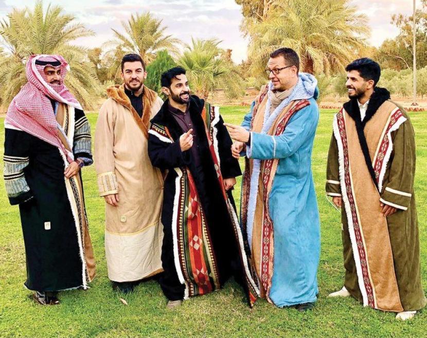 Mantel Tradisional Badui Saudi, Sahabat Kala Musim Dingin. Mantel atau farwa tradisional buatan suku Badui di Arab Saudi adalah sahabat ketika musim dingin tiba, seperti pada Desember ini. Farwa dibuat dari bulu domba.