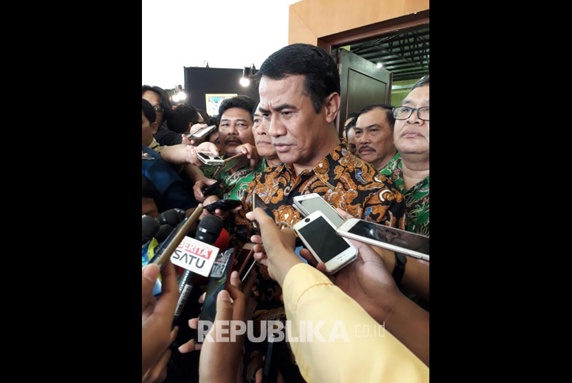 Menteri Pertanian Amran Sulaiman menjawab pertanyaan wartawan usai menghadiri Rapimnas Himpunan Kerukunan Tani Indonesia (HKTI) di Balai Kartini, Senin (10/4)