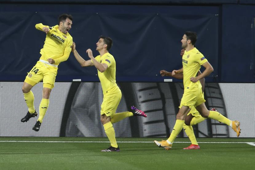 Manu Trigueros dari Villareal (kiri) melakukan selebrasi setelah mencetak gol pembuka timnya pada pertandingan sepak bola leg pertama semifinal Liga Europa antara Villarreal dan Arsenal di stadion Estadio de la Ceramica di Villarreal, Spanyol, Kamis, 29 April 2021.