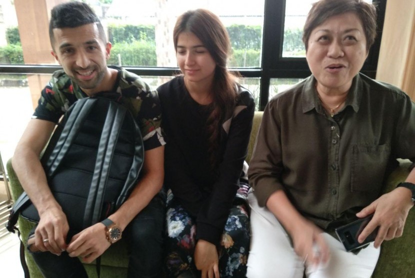 Manuchekhr Dzhalilov (kiri) bersama istrinya Muhabbat Gulova (tengah) dan agennya, Ratna Mustika. 