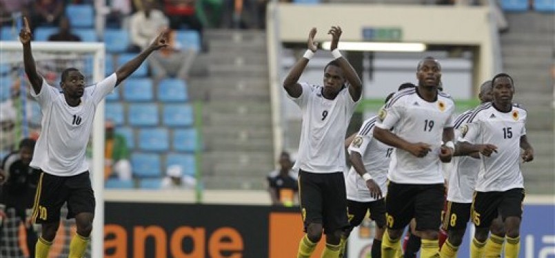 Manucho (tengah), pemain timnas Angola, merayakan golnya bersama rekan setim usai menjebol jala Sudan di laga Grup B Piala Afrika 2012 di Stadion Malabo, Guinea Ekuatorial, Kamis (26/1). 