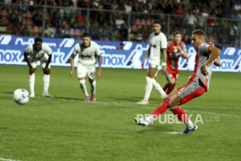 Manuel De Luca dari Cremonese mencetak gol pada pertandingan sepak bola Serie A Italia antara Cremonese dan Sassuolo di Giovanni Zini di Cremona, Italia, Sabtu (30/8/2025) dini hari WIB.