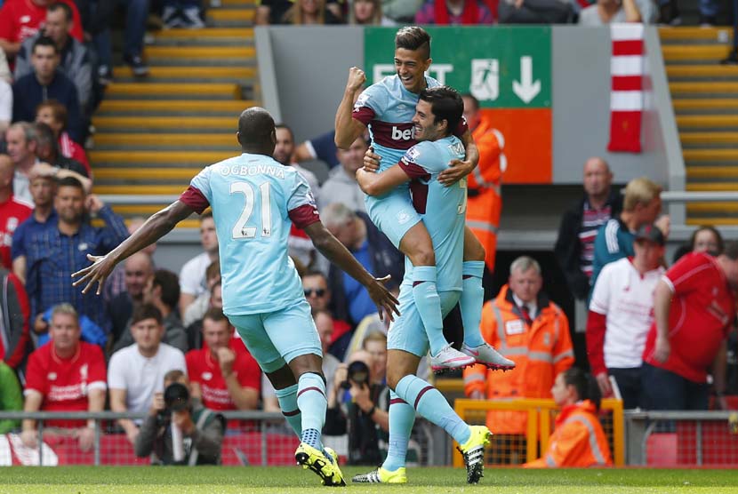 Manuel Lanzini (tengah) melakukan selebrasi usai membawa West Ham United memimpin 1-0 atas Liverpool dalam laga Liga Primer Inggris di Stadion Anfield, Liverpool, Sabtu (29/8). 