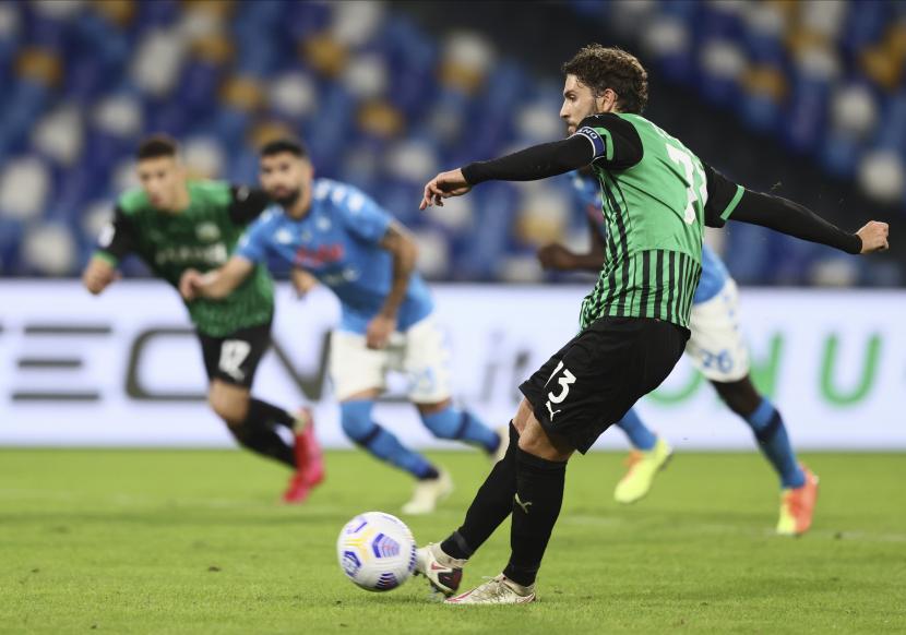 Manuel Locatelli dari Sassuolo mencetak gol selama pertandingan sepak bola Serie A antara Napoli dan Sassuolo di Stadion San Paolo di Naples, Italia, Minggu, 1 November 2020.