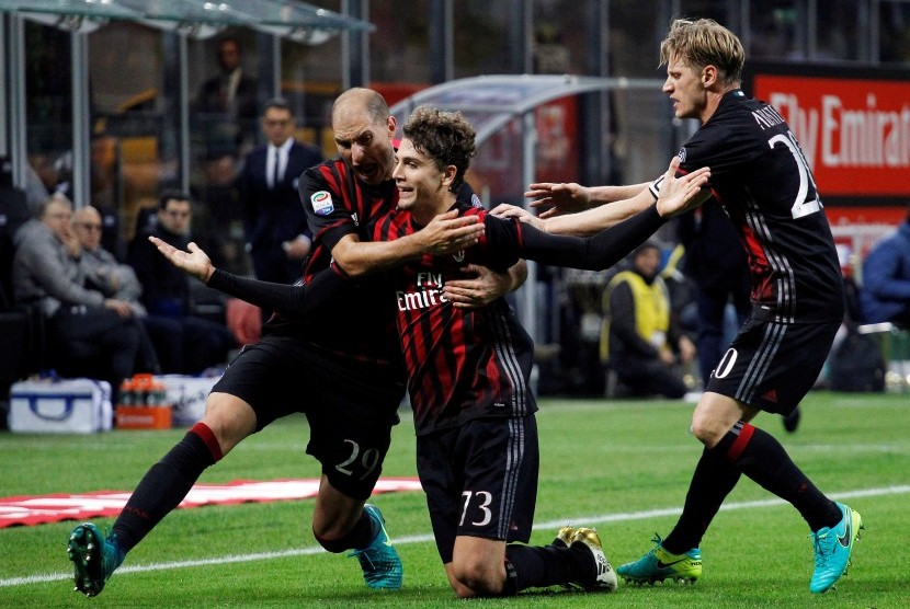 Manuel Locatelli (tengah) merayakan golnya ke gawang Juventus bersama Ignazio Abate (kanan) dan Gabiel Paletta pada laga Serie A, Ahad (23/10) dini hari WIB. Pada laga di stadion San Siro itu, AC Milan menang tipis 1-0.