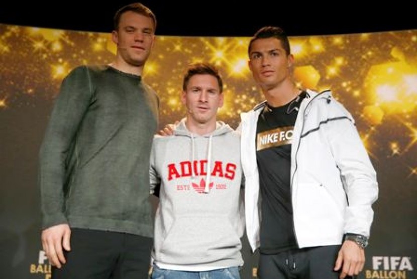 Manuel Neuer (kiri) bersama Lionel Messi (tengah) dan Cristiano Ronaldo dalam acara gala dinner FIFA Ballon d'Or 2014, Senin (12/1).