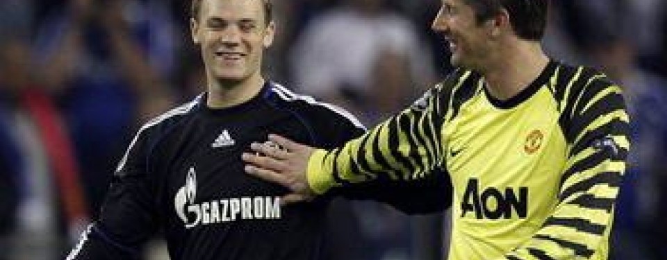 Manuel Neuer (kiri) dan Edwin van der Sar