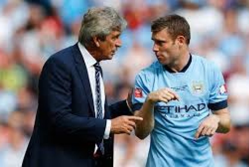 Manuel Pellegrini berbicara dengan James Milner