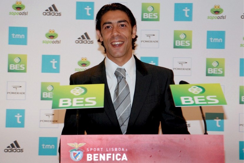 Manuel Rui Costa saat menjadi pelatih Benfica pada 2008.
