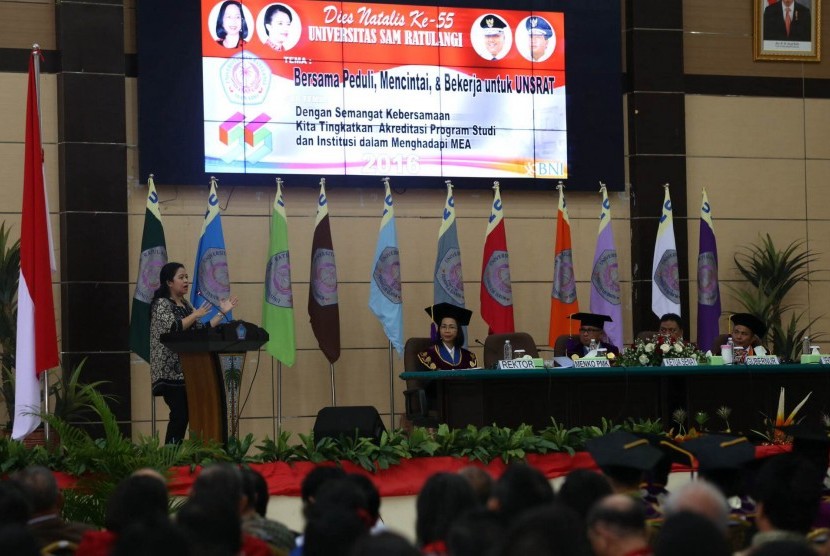 Manusia dan Kebudayaan (Menko PMK) Puan Maharani, saat memberikan orasi ilmiah di tengah forum Dies Natalis ke-55 Universitas Sam Ratulangi, di Manado, Sulawesi Utara, Sabtu (24/9).