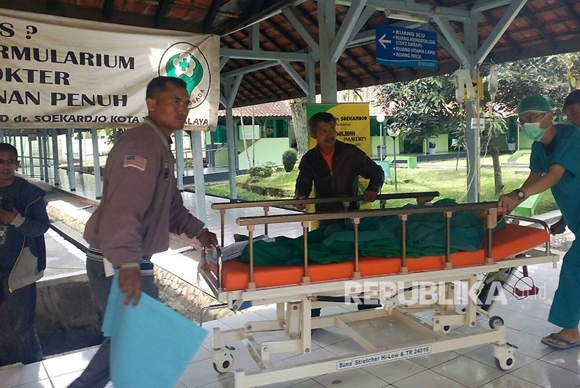 Manusia pemakan paku asal kota Tasikmalaya, Wawan Gunawan dibawa ke ruang ICU usai menjalani operasi pengangkatan 47 paku, Rabu (1/11).