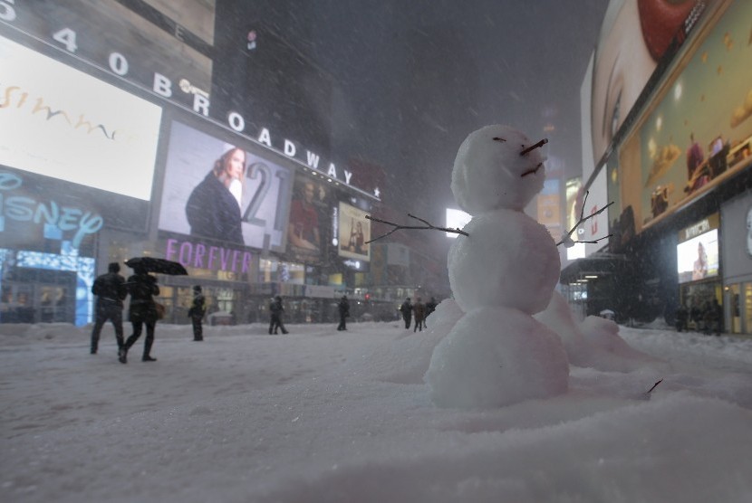 Manusia salju berdiri di kawasan Manhattan, New York, AS, (24/1). Cuaca ekstrem di Amerika Serikat (AS) dilaporkan telah menewaskan 40 orang. 