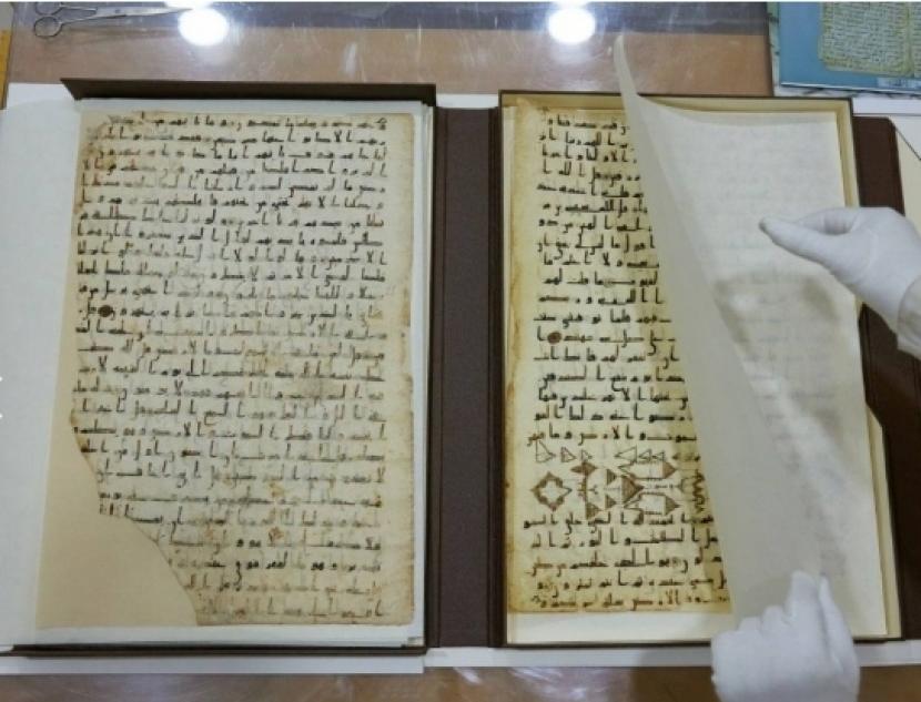 Manuskrip Alquran tertua yang akan dipamerkan di Paris. Alquran ini berasal dari abad kedelapan dan ditemukan di Uzbekistan.