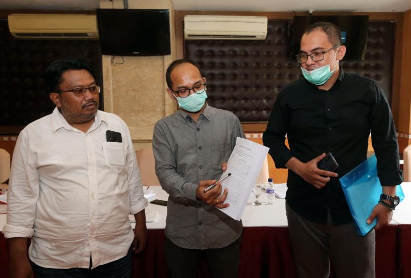Manusun Hasudungan Purba SH, juru bicara PT. Tangerang Matra Real Estate menunjukan surat surat bukti kepemilikan tanah.