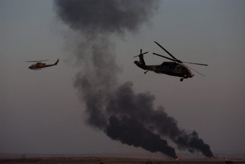 Manuver helikopter tempur Israel di Pangkalan Udara Hatzerim, Israel.