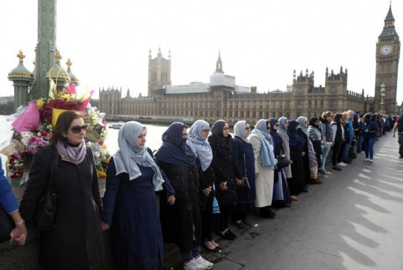 Many of the women who attended wore blue as a symbol of peace.