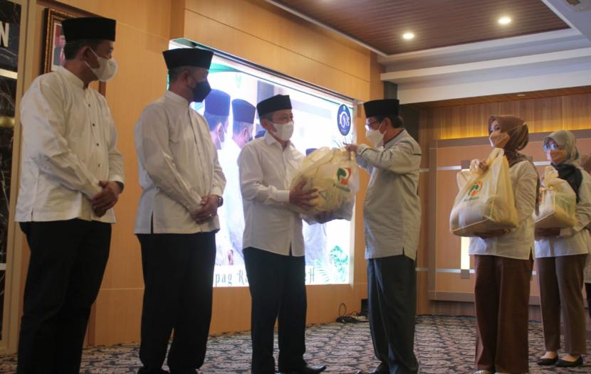 Mapag Ramadhan, Paguyuban Pasundan membagikan 1.000 paket sembako kepada dhuafa.
