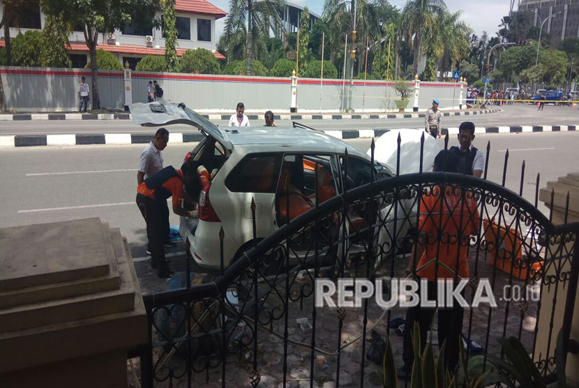 Mapolda Riau diserang oleh orang tak dikenal, Rabu (16/5) pagi. Dalam insiden tersebut, polisi melumpuhkan 4 orang terduga teroris dan saat ini masih mengejar satu orang sopir yang sebelumnya menerobos masuk ke dalam Mapolda Riau. 