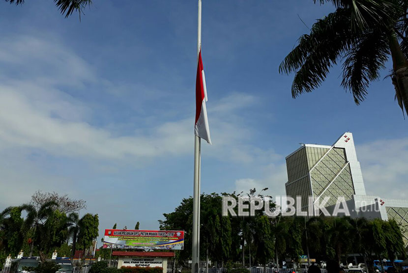 Mapolda Riau mengibarkan bendera setengah tiang selama 3 hari ke depan. 