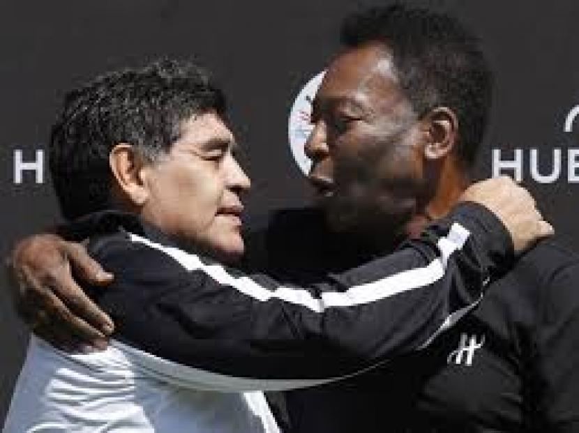 Dua legenda sepak bola dunia, Maradona dan Pele (kanan) yang pernah dihadapi para pemain timnas indonesia.