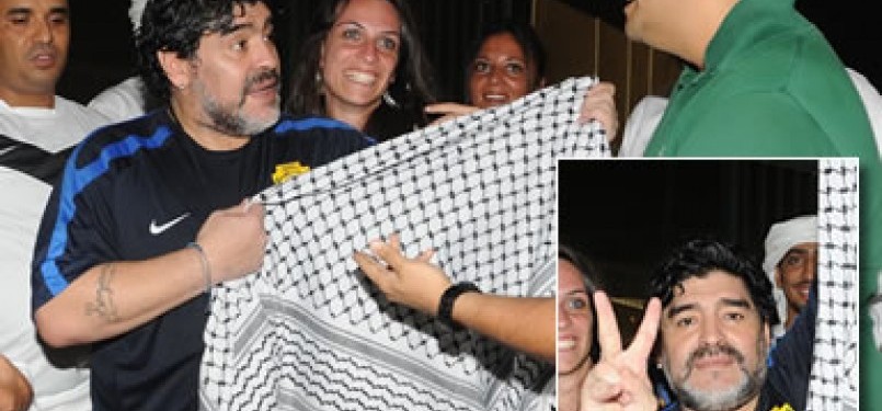 Maradona ketika menerima syal dari pendukung dan mengatakan 'Viva Palestina'