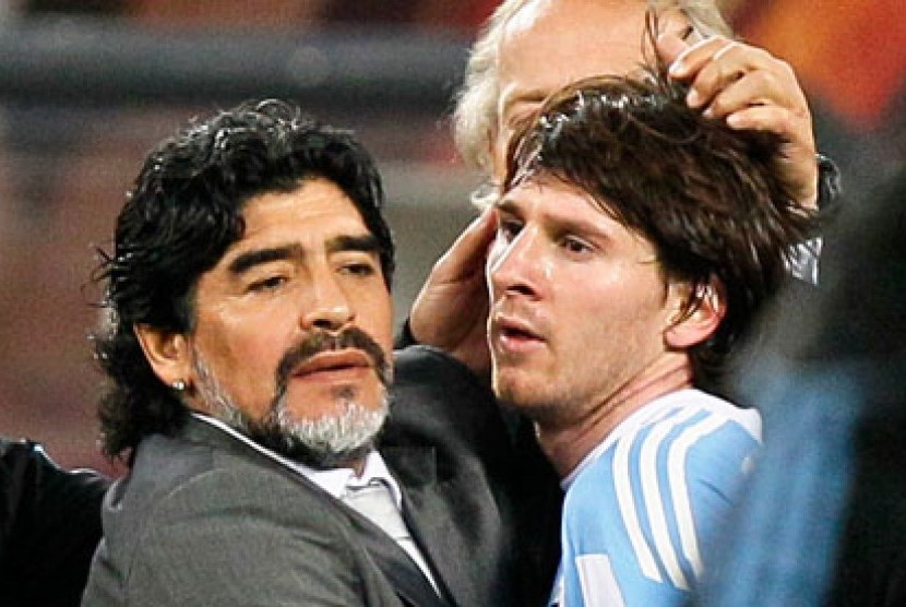 Dua legenda Argentina, Maradona (kiri) dan Lionel Messi.