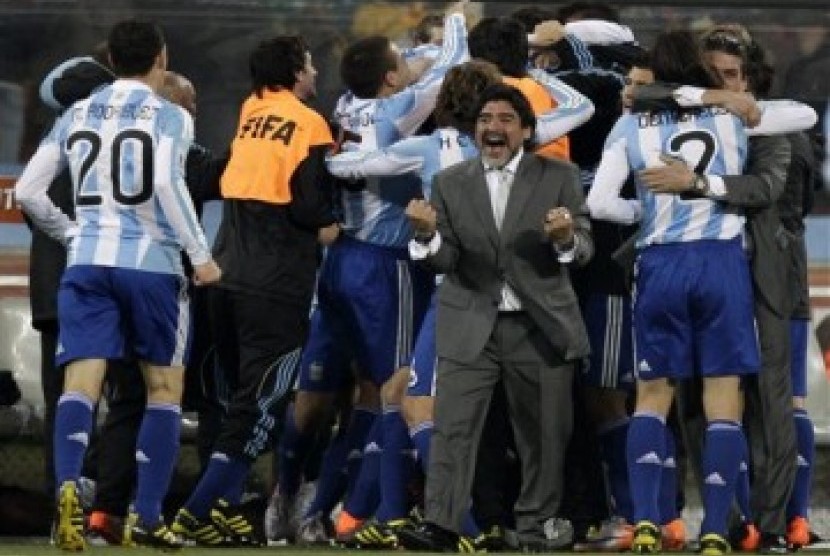 Maradona, para pemain, dan ofisial Argentina merayakan kemenangan atas Meksiko di babak 16 besar Piala Dunia 2010, Senin dinihari WIB (28/6).