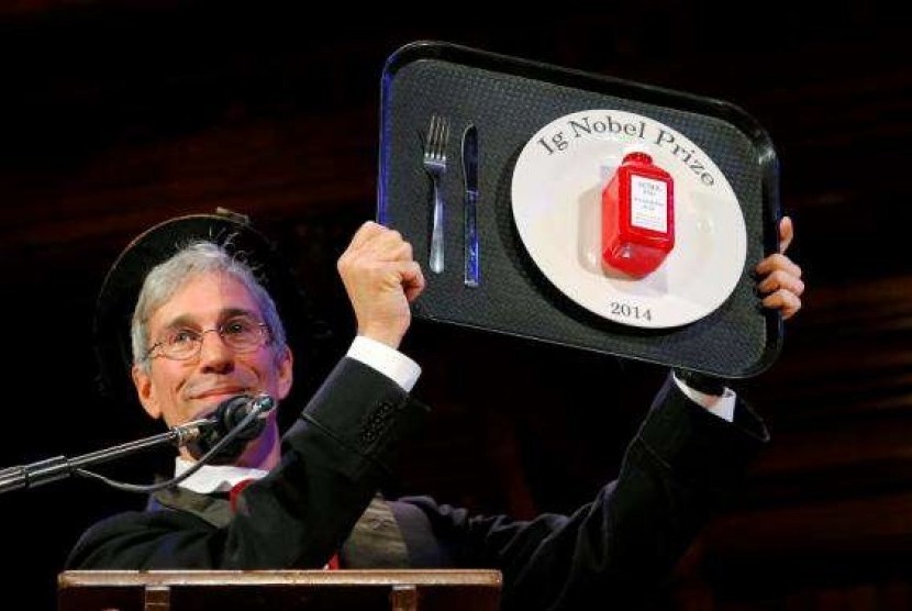 Marc Abrahams, Master of ceremonies and editor of the Annals of Improbable Research, holds one of this year's prizes at the 24th First Annual Ig Nobel Prizes awards ceremony at Harvard University in Cambridge, Massachusetts September 18, 2014.