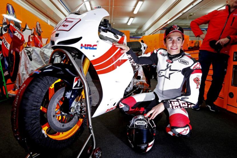 Marc Marquez berpose bersama motornya saat jadi juara dunia Moto2 pada November 2012 silam. 