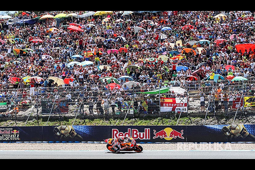 Marc Marquez dari tim Repsol Honda memacu sepeda motornya dalam balapan MotoGP Spanyol di Sirkuit Jerez, Spanyol, Ahad (6/5)