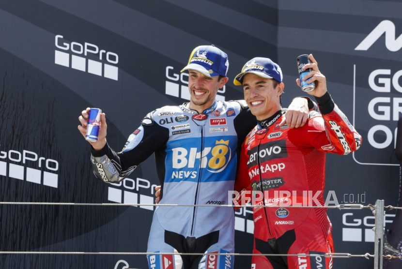 Marc Marquez (kanan) berfoto bersama adiknya Alex Marquez seusai memenangi GP Aragon.