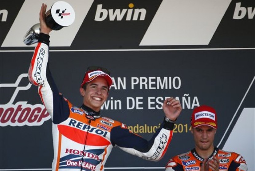 Marc Marquez merayakan kemenangannya di podium sirkuit Jerez, Spanyol, Ahad (4/5).