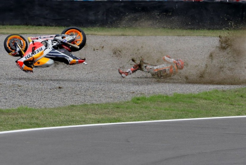 Marc Marquez saat terjatuh di GP Argentina. Crash demi crash membuat Marquez mulai merasakan sakit di sekujur tubuh 