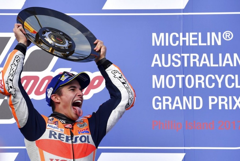Marc Marquez setelah menerima trofi pada MotoGP Australia di Sirkuit Phillip Island  , Australia,
