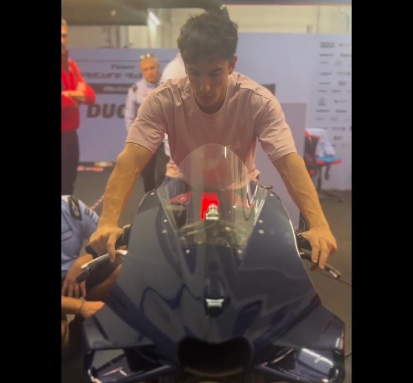 Marc Marquez saat menaiki prototipe motor Ducati Gresini, Selasa (28/11/2023). 